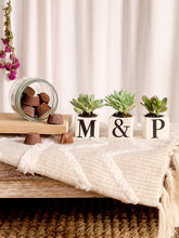 maceta-personalizada-con-iniciales-suculentas-de-regalo-amor-y-amistad-regalos-para-hombres-regalos-san-valentin-amor-y-amistad-regalo-con-chocolates-cuidado-de-suculentas-regalo-de-a.jpg